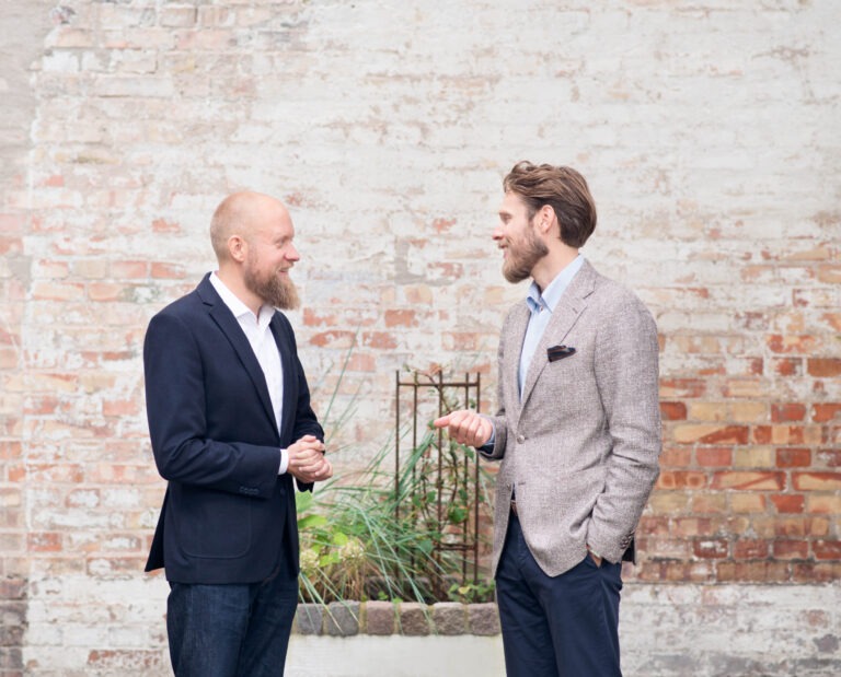 Två personer som samtalar utomhus