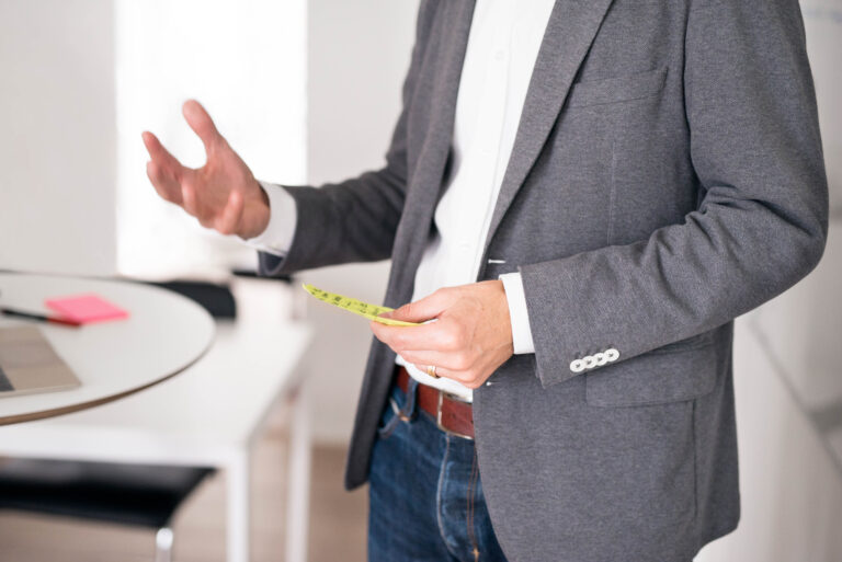 Person som man bara ser händerna på som pratar