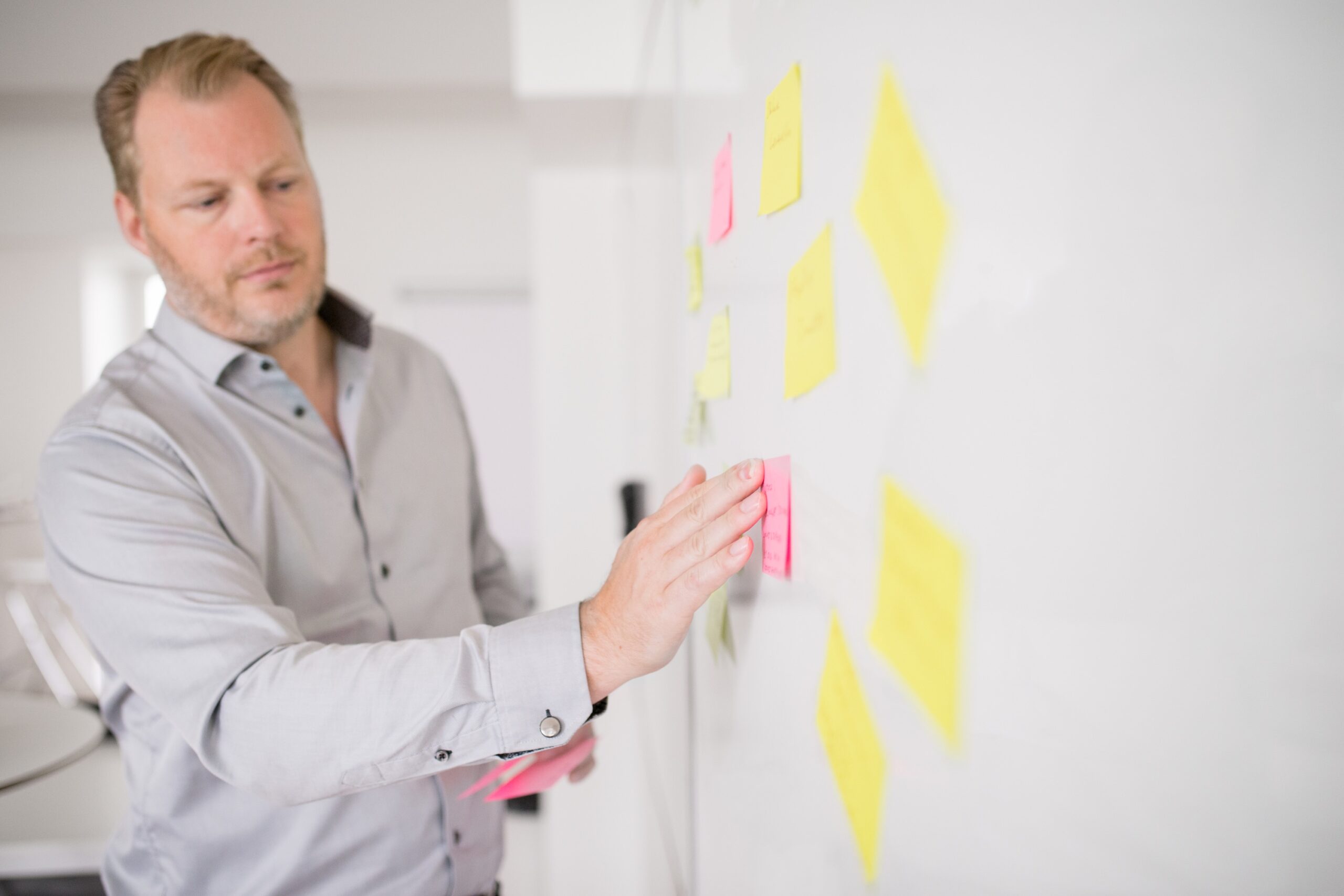 Mattias Georgsson Petrén placeras post-it lappar på en tavla