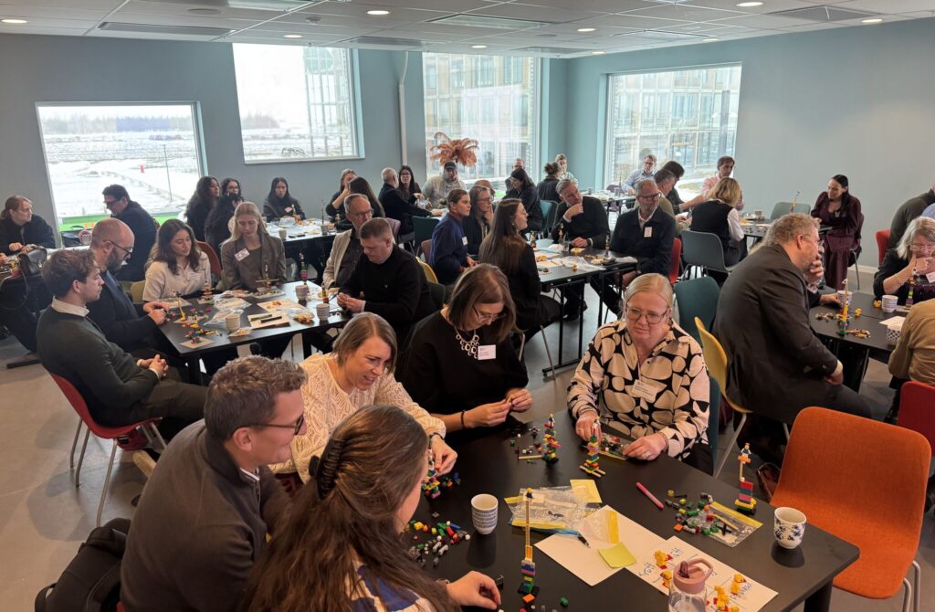 Deltagare på konferensen under LEGO Serious Play-workshop