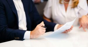 En man som håller i ett dokument