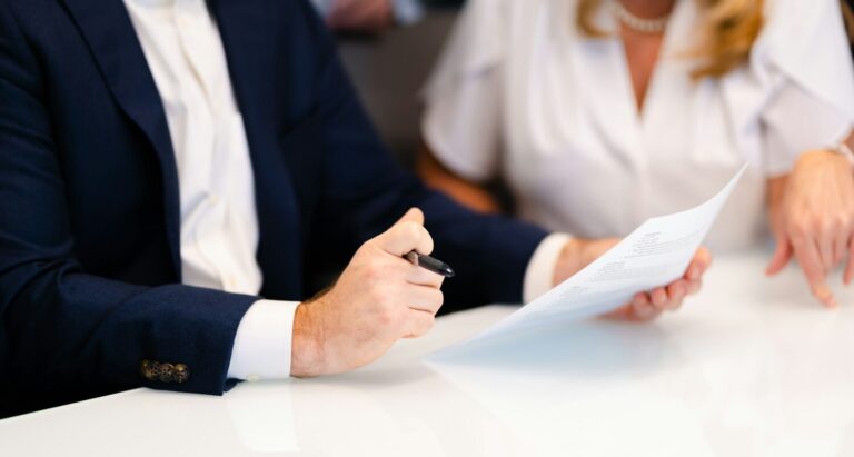 En man som håller i ett dokument