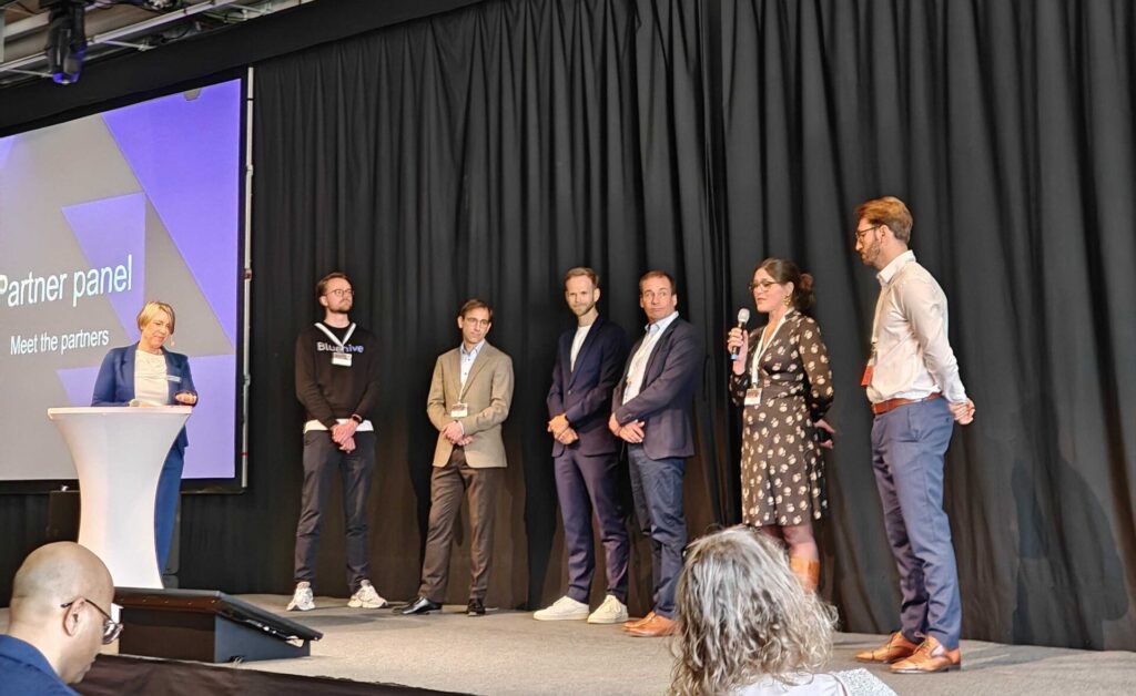 Talare på main stage under passion for projects