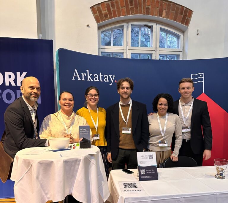 Kollegor från Arkatay vid sin monter