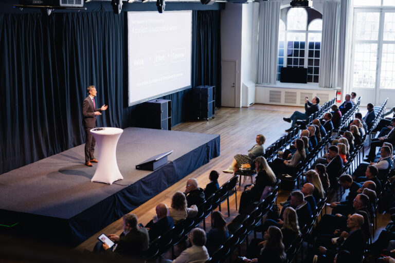 En talare på scen under passion for projects 2026