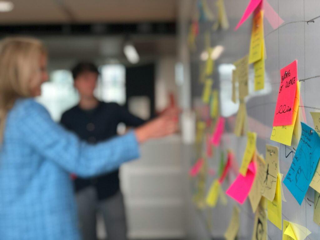 Agil projektledare vid en whiteboard på kontor