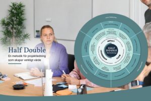 Arkatayare som lyssnar under kurs